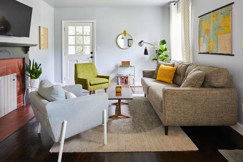 uma sala de estar com um sofá e uma cadeira em Modern, Pet-Friendly Retreat, Named Best BnB in Bham em Birmingham