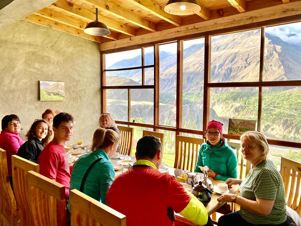 een groep mensen aan een tafel in een restaurant bij Old Hunza inn in Hunza