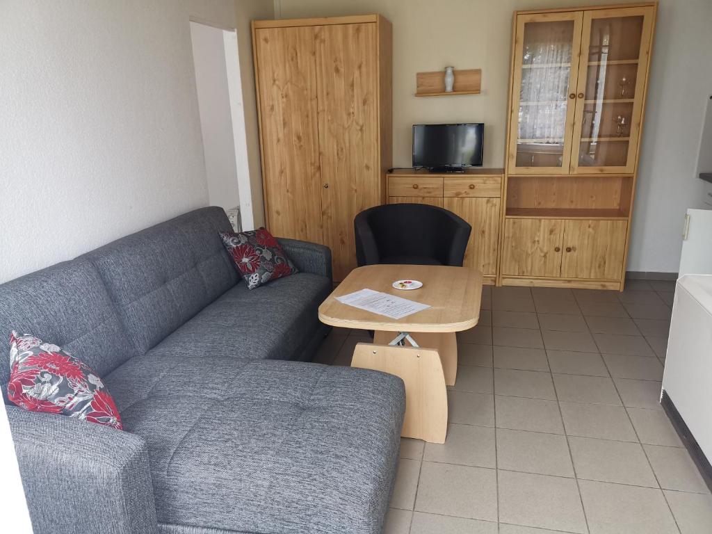 sala de estar con sofá y mesa en Ferienpark Stausee Quitzdorf, en Kollm