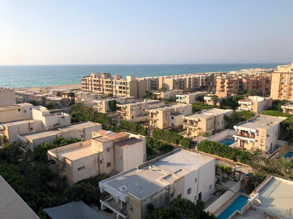 eine Luftansicht einer Stadt mit Gebäuden und dem Meer in der Unterkunft AC, Wi-Fi Panorama View Shahrazad Beach Apartment in Alexandria