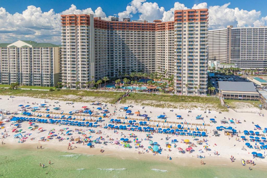 uma vista aérea de uma praia com pessoas e guarda-sóis em Shores of Panama Condo With Same Level Parking em Panama City Beach