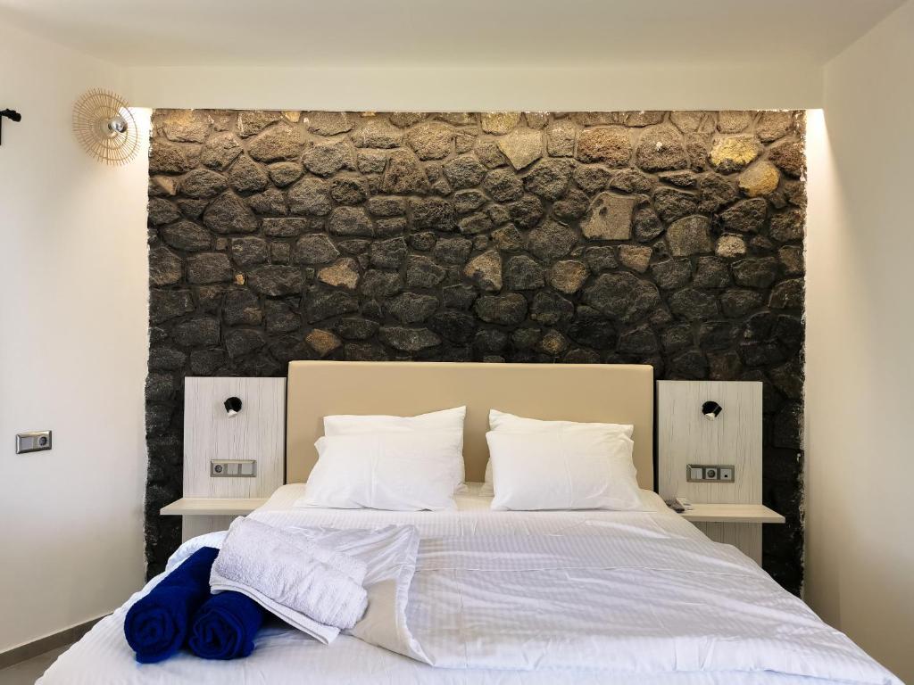 Postel nebo postele na pokoji v ubytování Noir Santorini