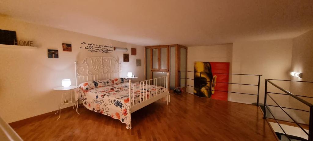 - une chambre avec un lit et une peinture murale dans l'établissement Leonardo Home, à Caserte