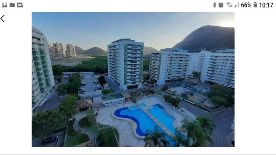 una vista aérea de una ciudad con edificios y una piscina en Barra Rio Centro, en Río de Janeiro