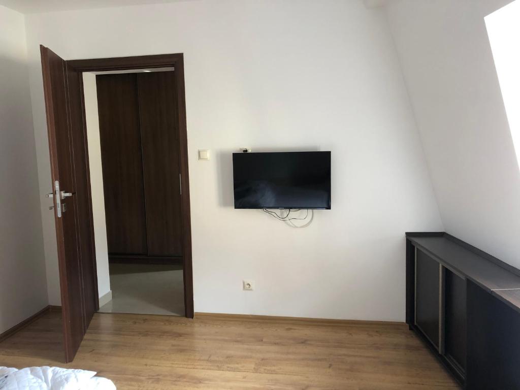 Televízia a/alebo spoločenská miestnosť v ubytovaní NAD GALERIĄ