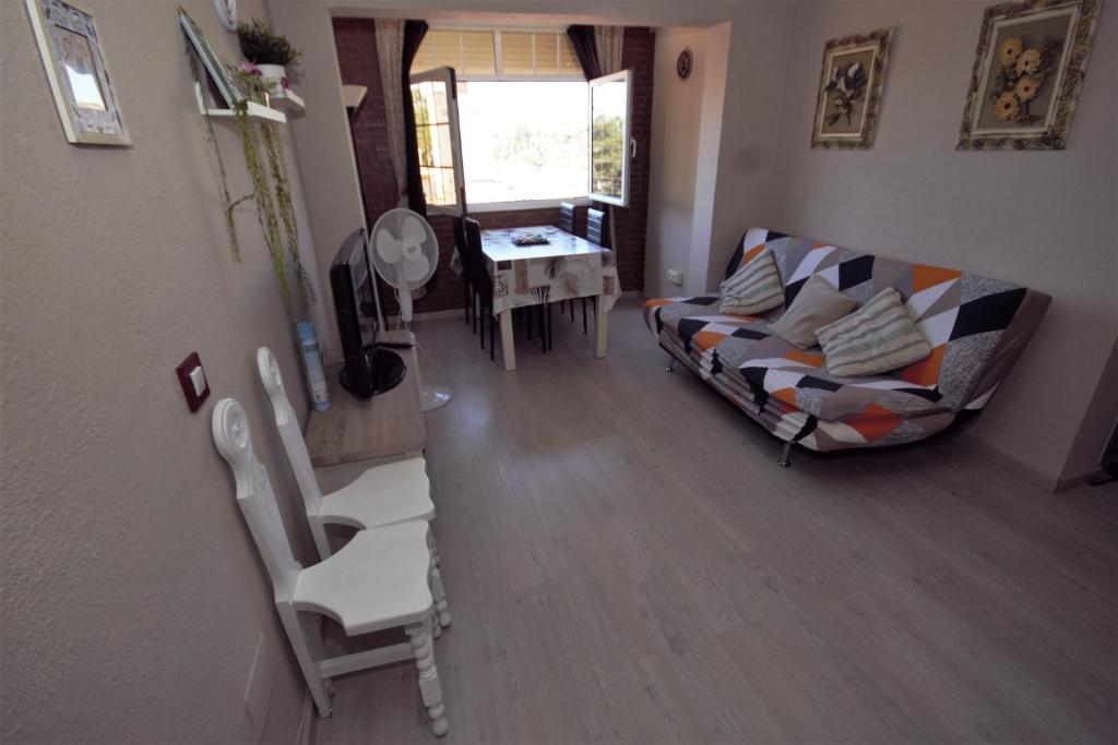 sala de estar con sofá y mesa en Apartamento La Cordobesita, en San Luis de Sabinillas