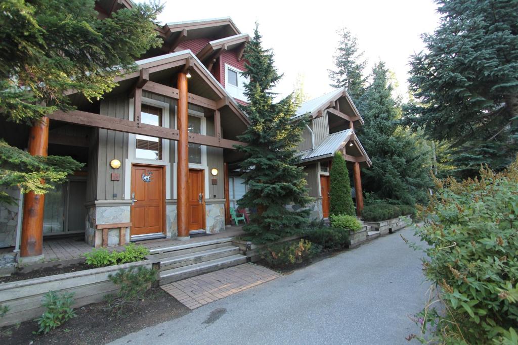 een huis met een oprit ervoor bij Symphony Condos by Whistler Retreats in Whistler