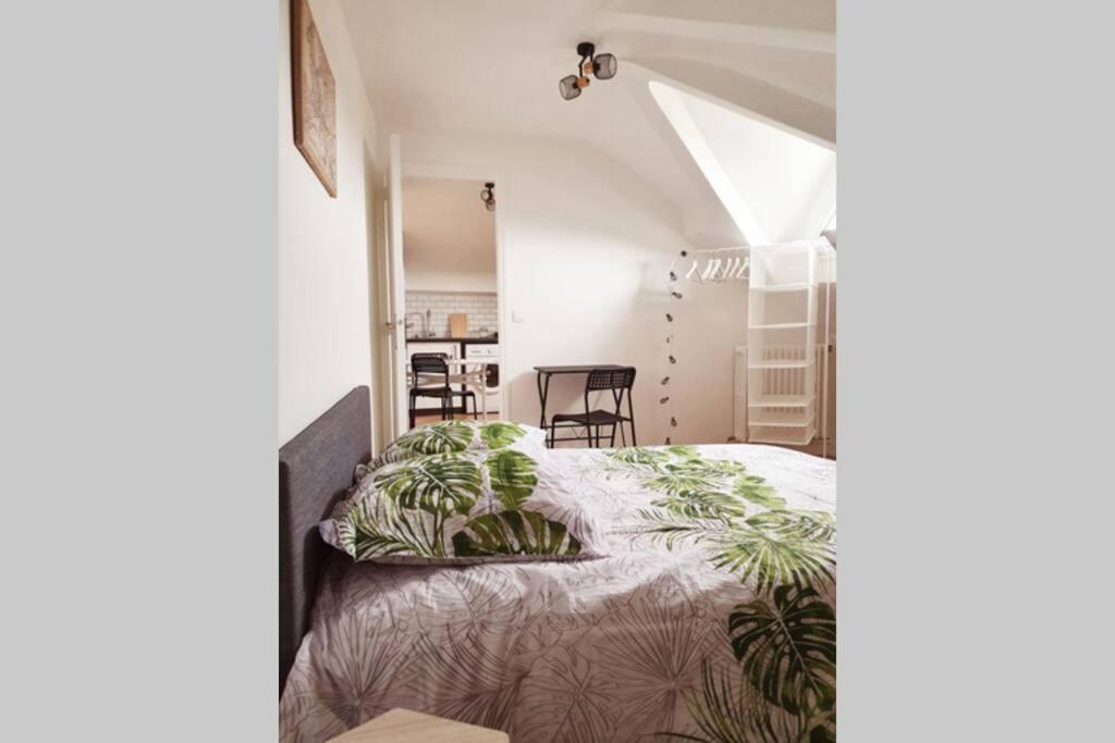 une chambre avec un lit avec des plantes dessus dans l'établissement G3 - Le Kiwitier - corporate apartment closest Innovel Noveos Ecole Ducasse Paris Campus - T2 31m2, à Clamart