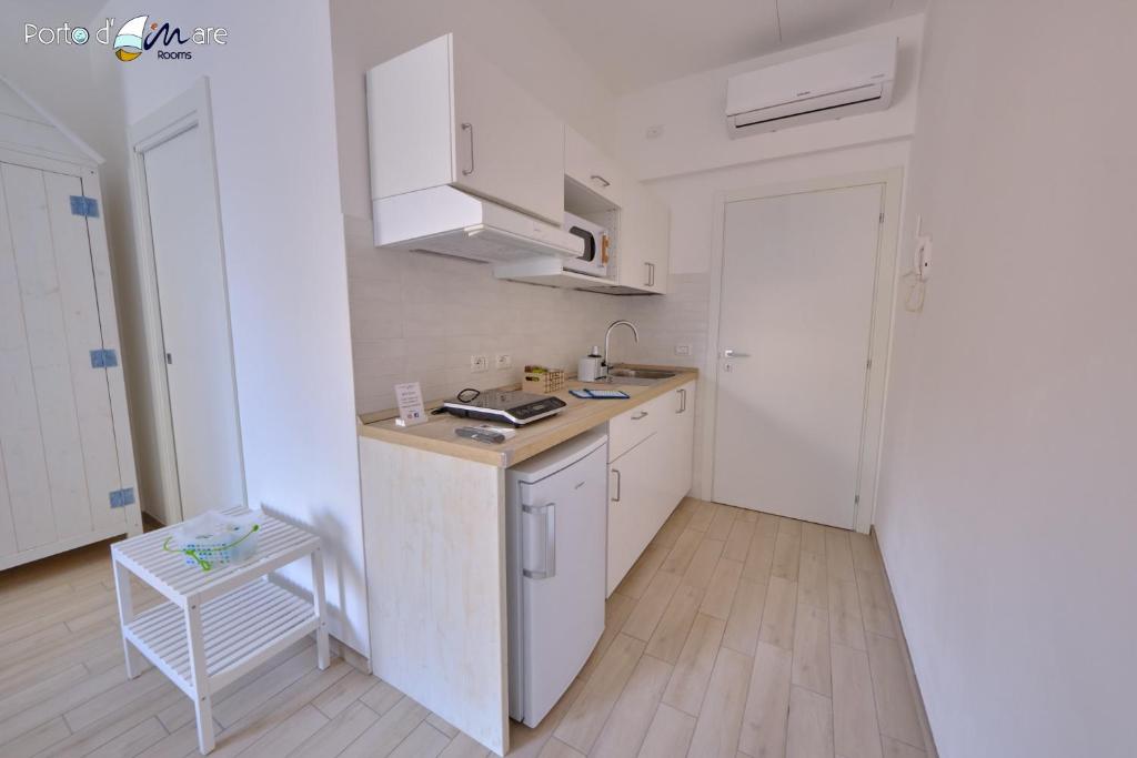 Kuchnia lub aneks kuchenny w obiekcie Porto d'aMare - Rooms