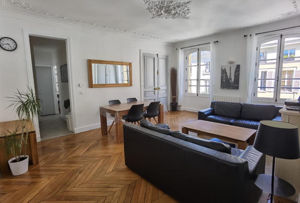 uma sala de estar com um sofá e uma mesa em 3 PIECES 4****, AU COEUR DU QUARTIER HISTORIQUE em Versailles