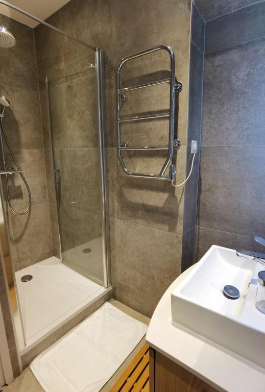 a bathroom with a shower and a sink at 3 PIECES 4****, AU COEUR DU QUARTIER HISTORIQUE in Versailles