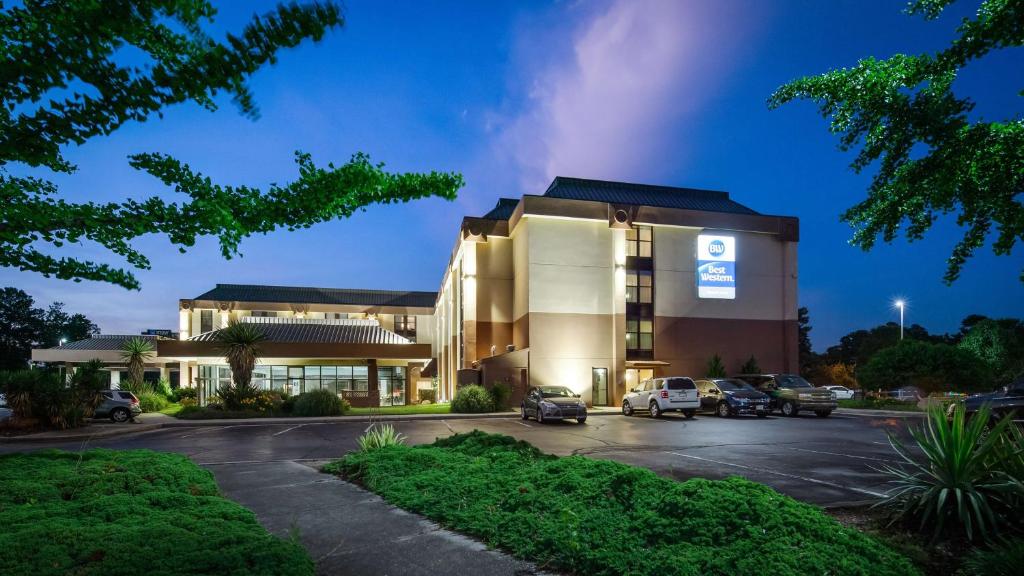 a hotel with cars parked in a parking lot at Best Western Historic Area in Williamsburg