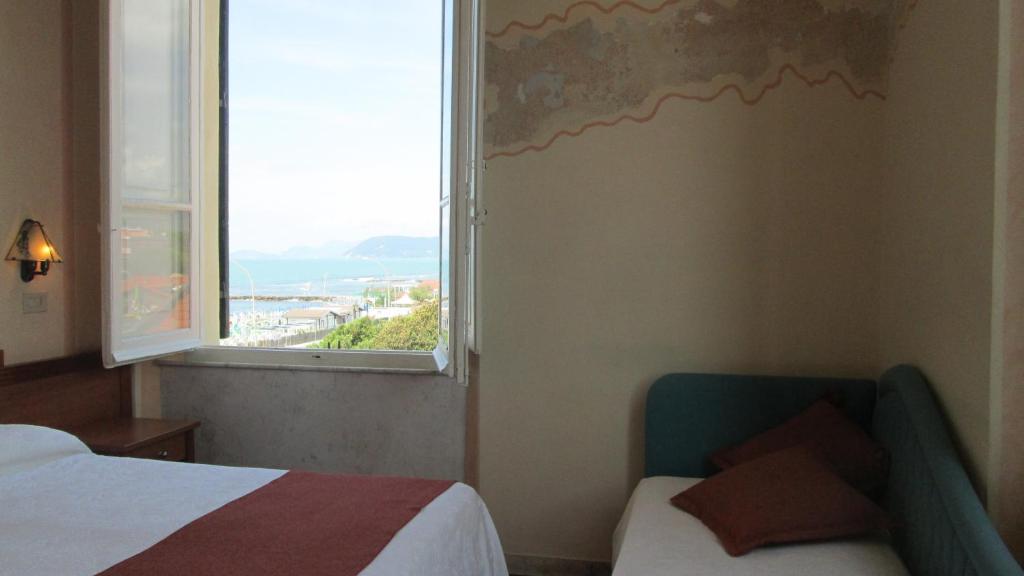 Łóżko lub łóżka w pokoju w obiekcie Hotel Italia