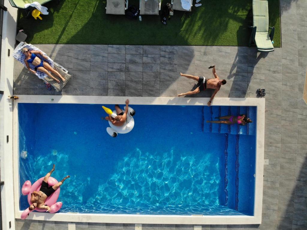Bazén v ubytování Villa Confido Luxury Apartment 01 nebo v jeho okolí