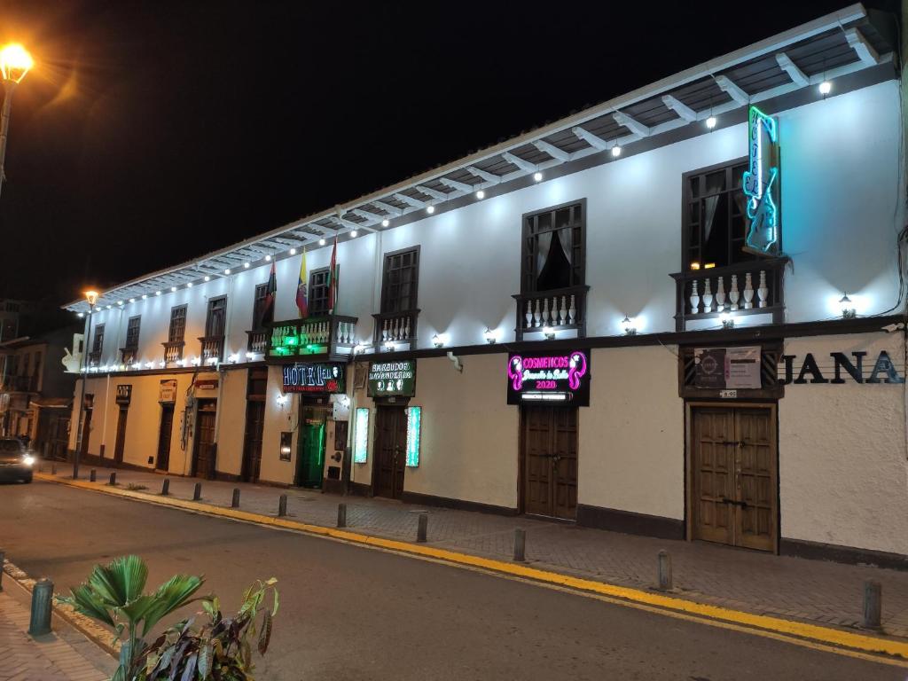 a building on a street at night at Hotel el Che No apto para corruptos in Azogues