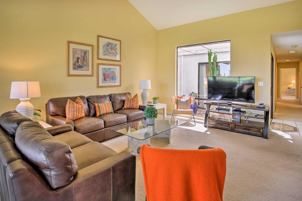 TV a/nebo společenská místnost v ubytování Sunny Pad with Patio and Pool Access in Palm Desert!