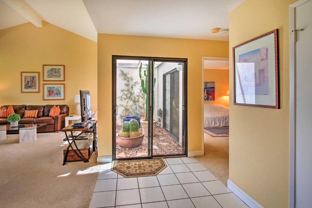 Postel nebo postele na pokoji v ubytování Sunny Pad with Patio and Pool Access in Palm Desert!