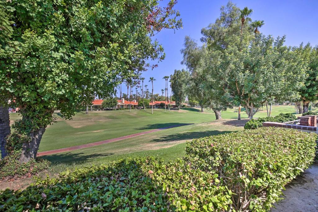 Zahrada ubytování Sunny Pad with Patio and Pool Access in Palm Desert!