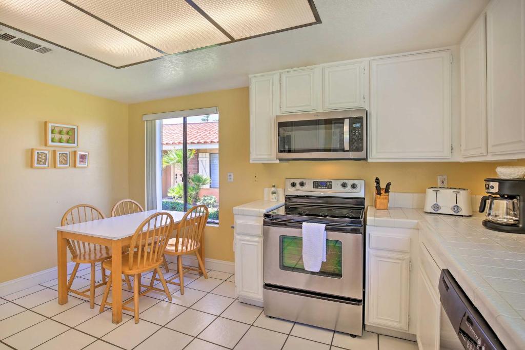 Kuchyň nebo kuchyňský kout v ubytování Sunny Pad with Patio and Pool Access in Palm Desert!