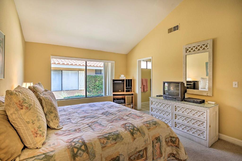 Postel nebo postele na pokoji v ubytování Sunny Pad with Patio and Pool Access in Palm Desert!