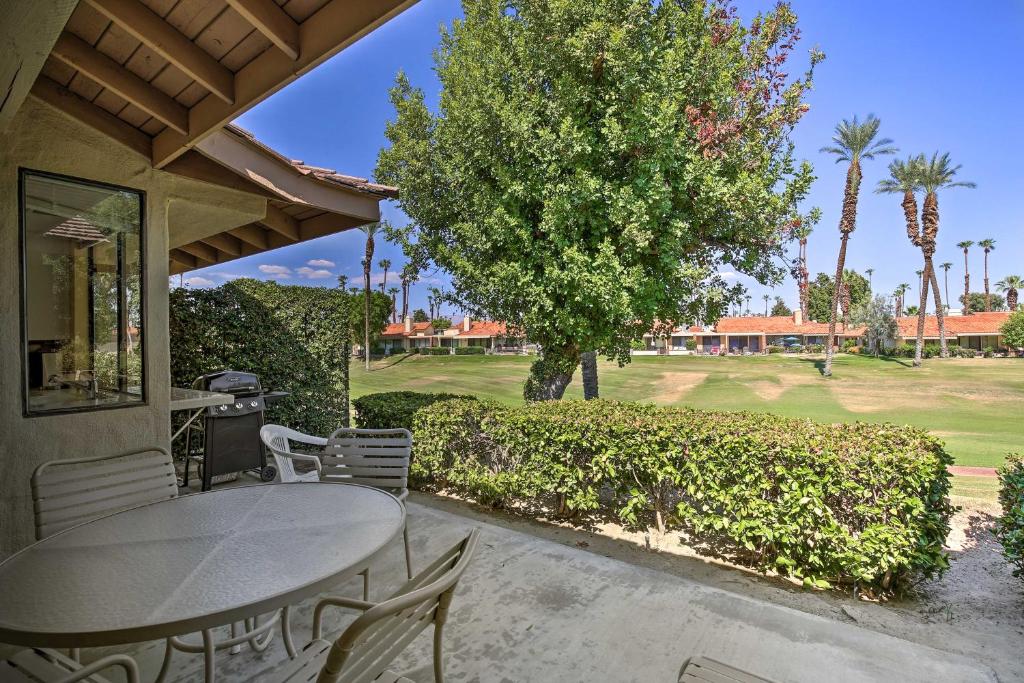 Zahrada ubytování Sunny Pad with Patio and Pool Access in Palm Desert!