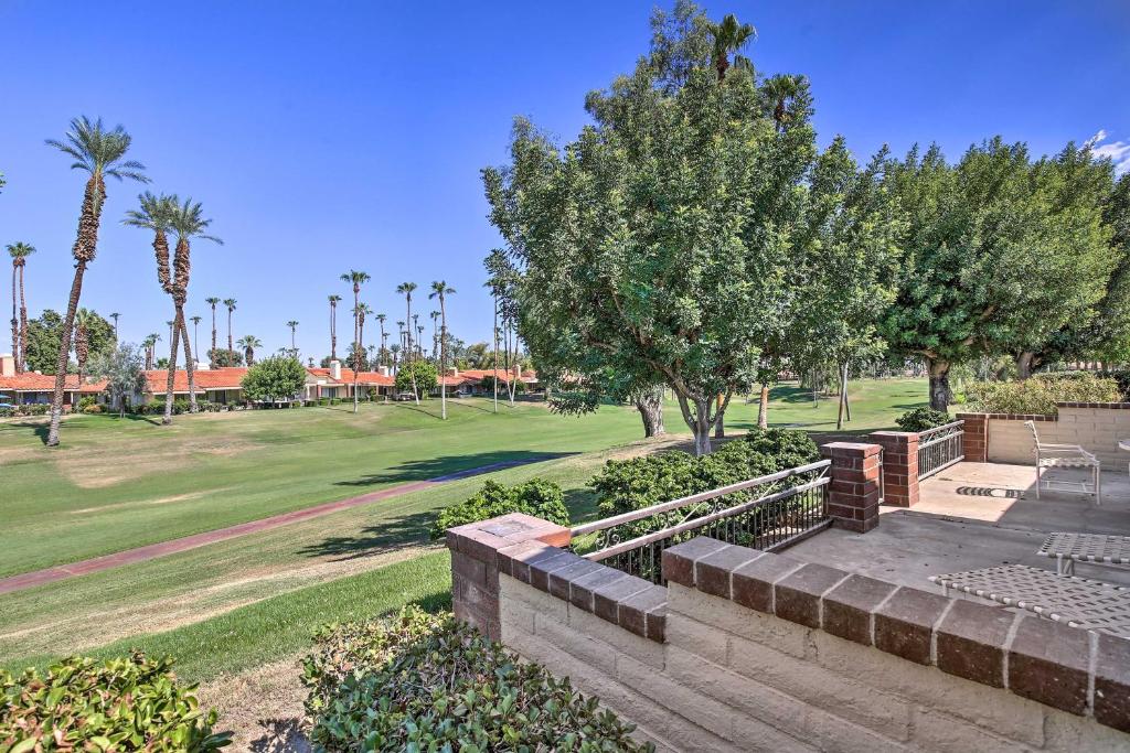 Zahrada ubytování Sunny Pad with Patio and Pool Access in Palm Desert!