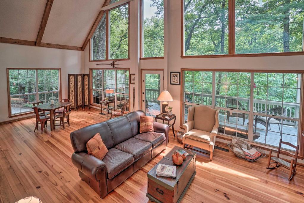 Cozy Cabin with Deck 4 Mi to Dining and Hiking!