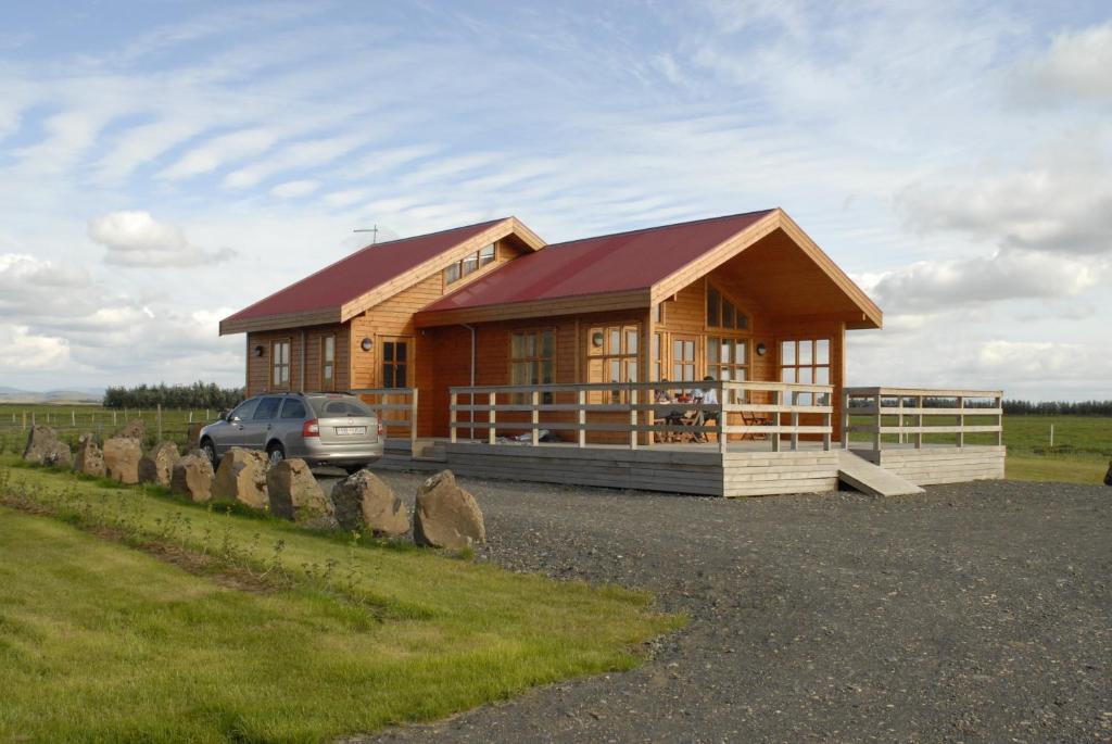 una casa con una macchina parcheggiata di fronte di Vorsabær 2 Holiday Home a Fjall