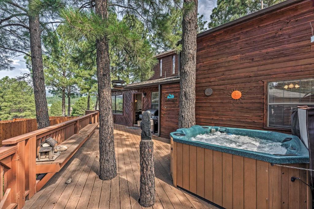 een hot tub op het terras van een huis bij Cozy Ruidoso Cabin with Private Hot Tub and Large Deck in Ruidoso