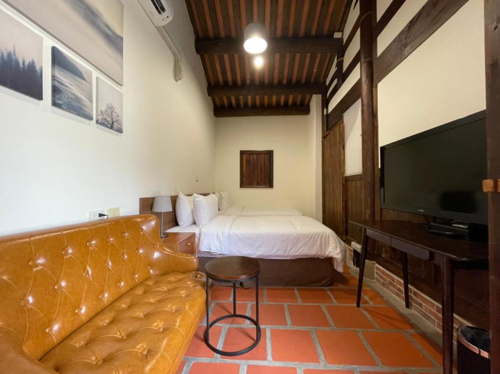 TV a/nebo společenská místnost v ubytování 金門古寧歇心苑官宅古厝民宿 Guning Xiexinyuan Historical Inn