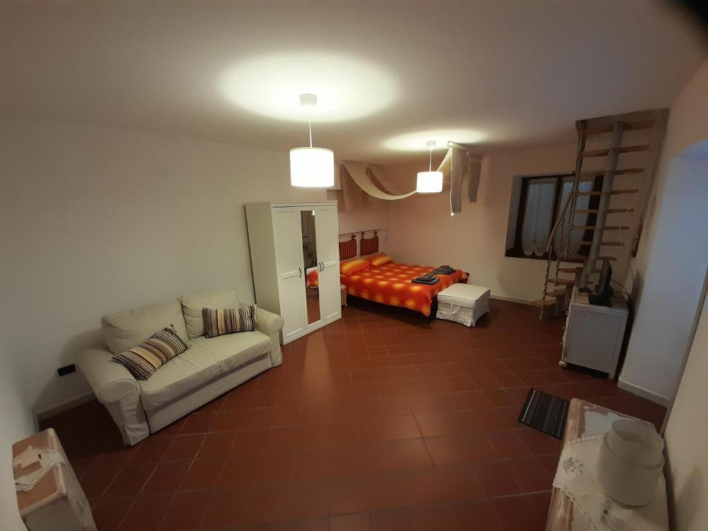 uma sala de estar com um sofá e uma cama em Il Sogno di Bea em Terni