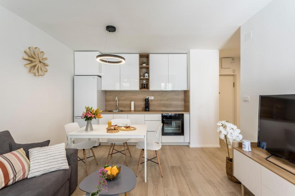 Stylish Apartment with Terrace & Free Parking