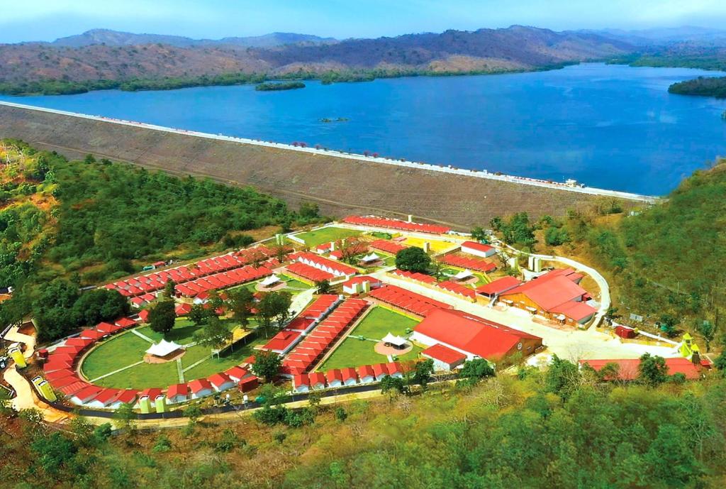 KevadiaPraveg Tent City Narmada, Statue of Unity的水体旁学校的空中景观