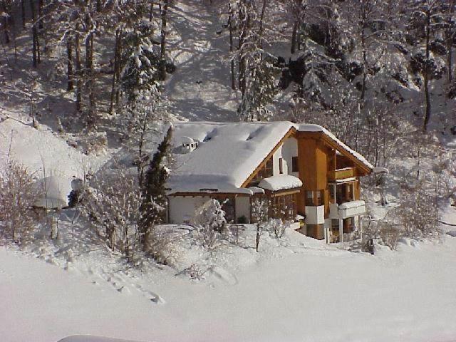 ein Haus mit Schnee auf dem Dach im Schnee in der Unterkunft Apparthaus Vonbank in Schruns-Tschagguns