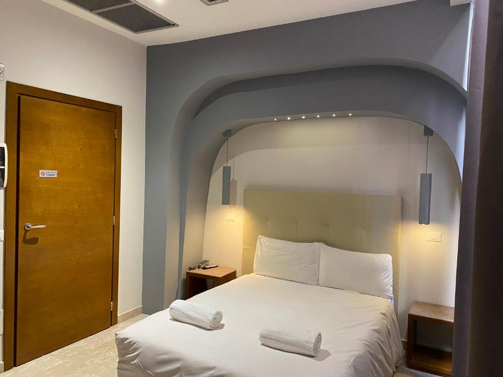 Een bed of bedden in een kamer bij Oasi Village Hotel