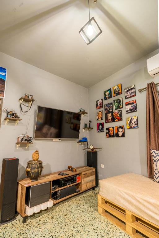 TV a/nebo společenská místnost v ubytování U.R.D.Ki Hostel