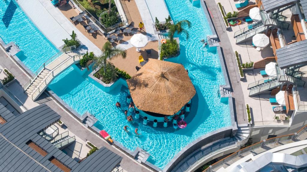 una vista aérea de una piscina en un crucero en Liberty Fabay - Ultra All Inclusive, en Fethiye