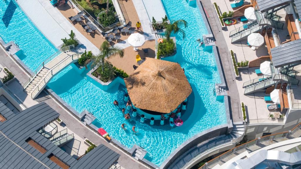 een uitzicht over een zwembad op een cruiseschip bij Liberty Fabay - Ultra All Inclusive in Fethiye