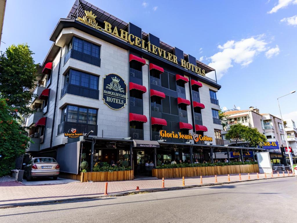 um edifício na esquina de uma rua em bahçelievler hotels em Ancara