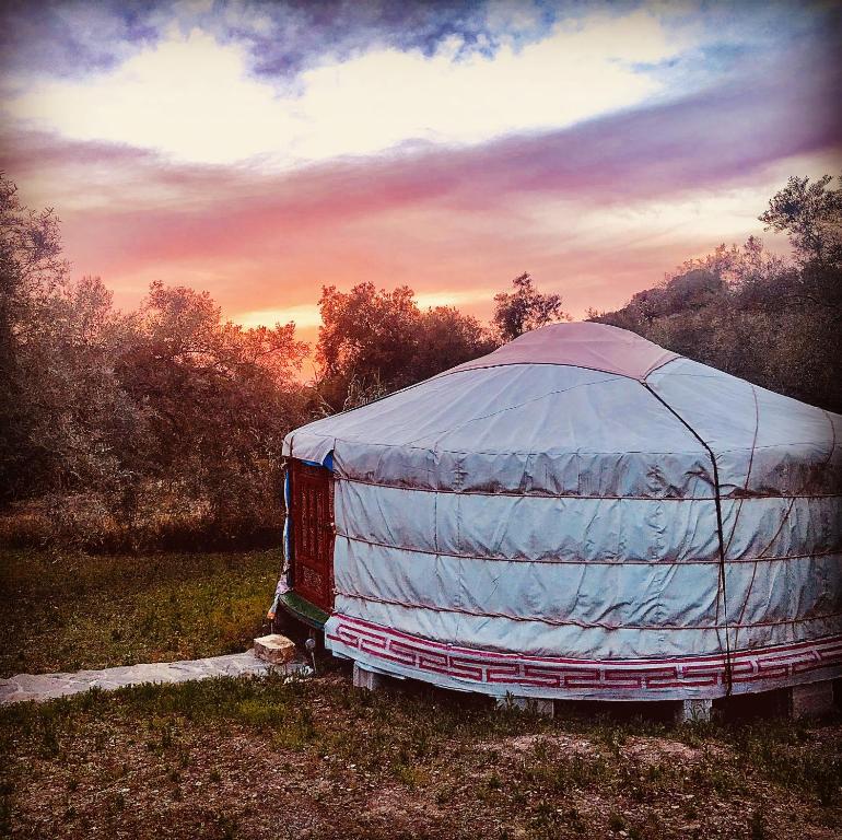 Východ nebo západ slunce při pohledu z luxury tent nebo okolí