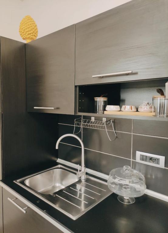 una cocina con fregadero y encimera en Ostro - Guest House, en Agrigento