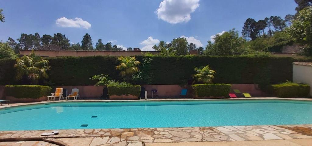 superbe appartement en résidence avec piscine dans le Luberon au pied du colorado provencal