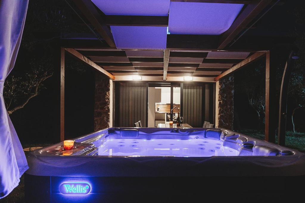 uma grande banheira azul num quarto em Capesanta atraktivna kamena kučica em Lukoran