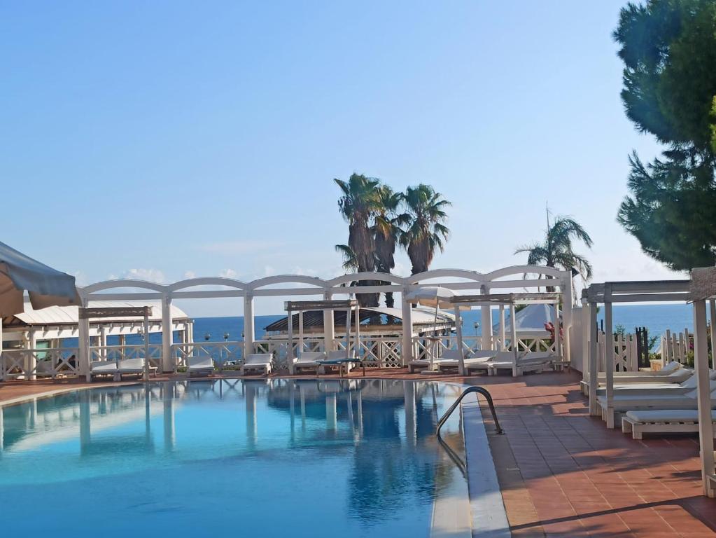 Bazén v ubytování Hotel Residence La Corvetta nebo v jeho okolí