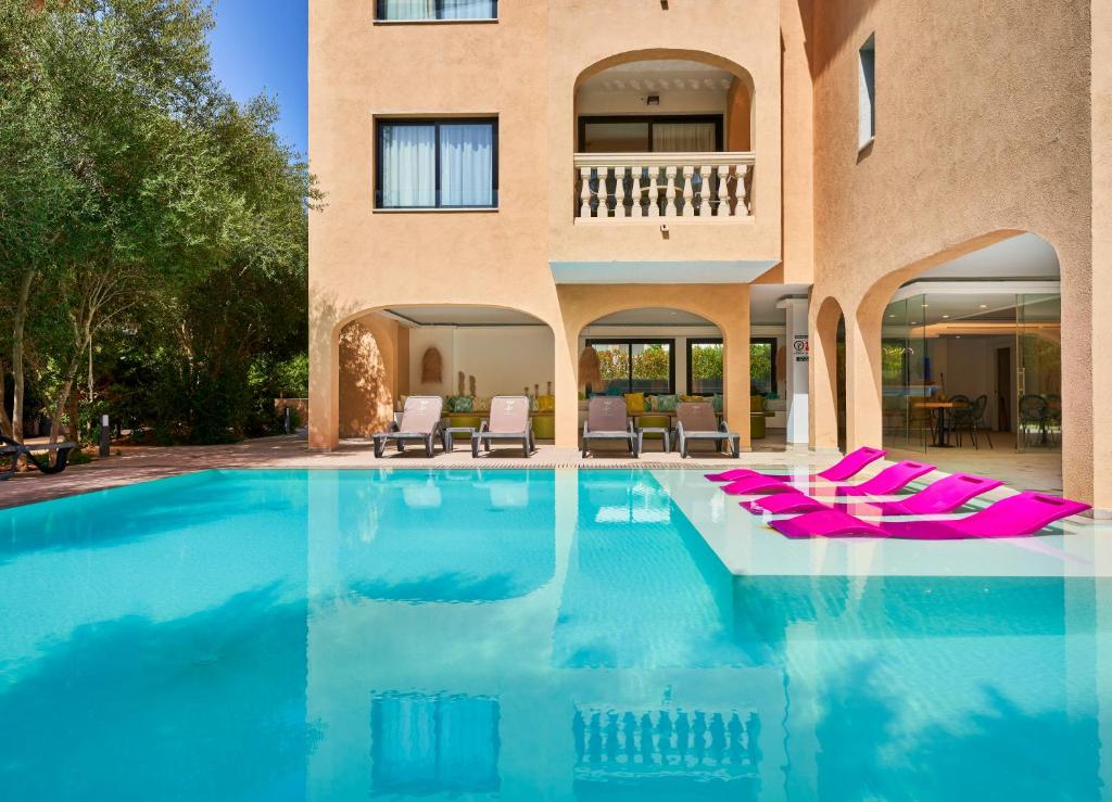 uma villa com uma piscina e uma casa em Apartamentos Sinfony em Canyamel