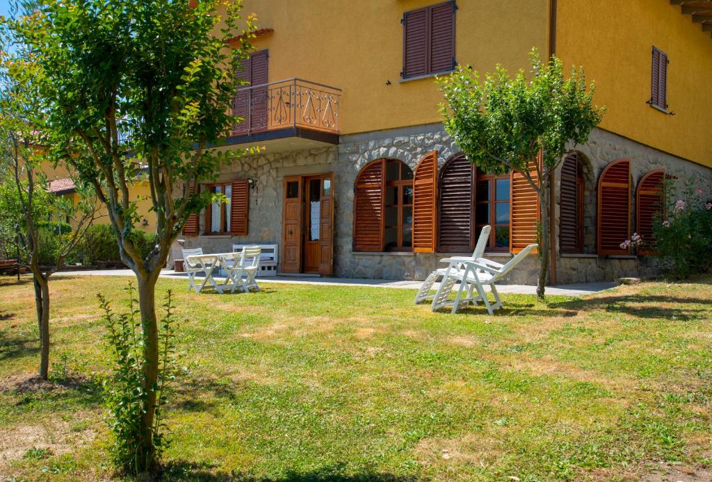un edificio con mesas y sillas en un patio en "LA CASETTA", en Pratovecchio
