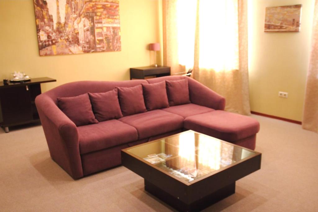 sala de estar con sofá y mesa de centro en Green Roof Hotel, en Izhevsk
