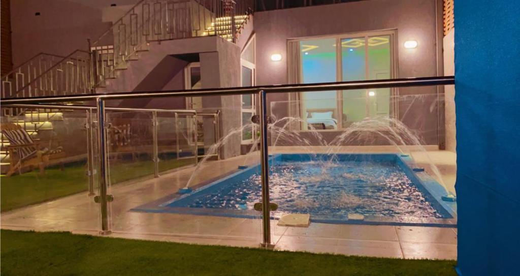 延布的住宿－شاليه دانة بحر，一座带楼梯游泳池的房屋