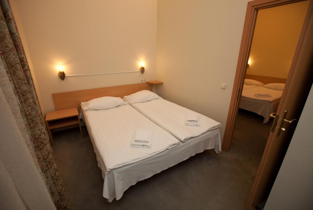 Postel nebo postele na pokoji v ubytování TOSS Hotel