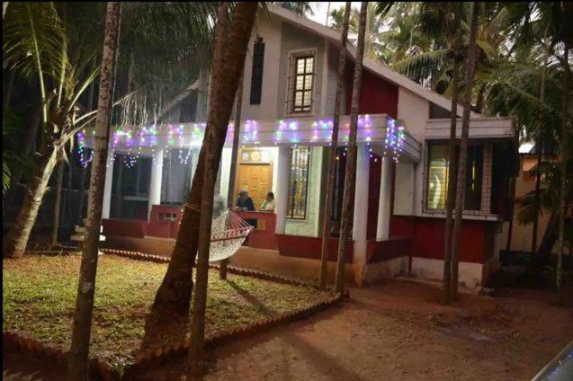 una casa con luces de Navidad en la parte delantera de ella en Shattarka Villa en Alibaug